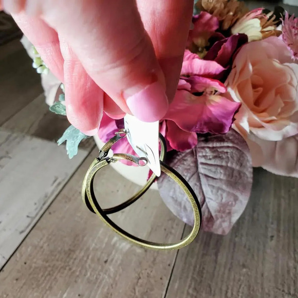 NWT Hypo Allergenic Gold Tone Fashion Hoop Earrings - Picture 10 of 16